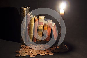 Antický knihy mince a sviečka 