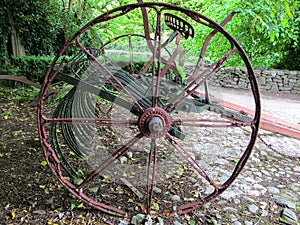 ANTIQUE HORSE DRAWN HAY RAKE