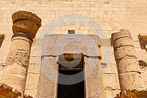 Antiguo templo de una mujer más cercano en 