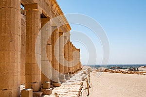 Antiguo templo de una mujer más cercano en 