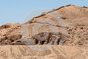 Antiguo templo de una mujer más cercano en 