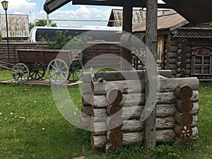 Antiguo antiguo ruso un campesino en de de madera casa 