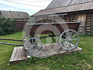 Antiguo antiguo ruso un campesino en de de madera casa 