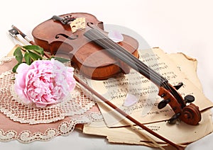 Antique violin, notes and peon