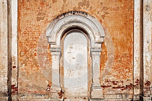 Antique wall with a decorative arch. Emulation of a door in an old building