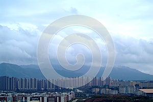 Un piso el edificio a nublado el cielo 