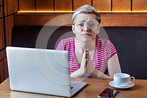 Apologize! Portrait of young girl freelancer with short hair, in pink t-shirt and eyeglasses is sitting in cafe and holding palm