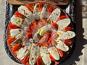 Appetizer composed of cherry tomatoes and mozzarella cheese