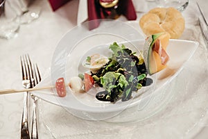 Appetizer with lettuce, melon and ham