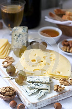 Appetizers of various types of cheese, grapes, nuts and honey, served with white and red wine. Rustic style