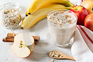 Apple and banana oatmeal smoothie raw helthy breakfast