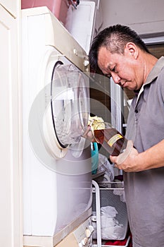 Apple cider vinegar to remove odour from washing machine dryer