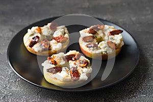 Apple circles with cream cheese, gorgonzola and spicy almond nuts