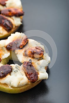 Apple circles with cream cheese, gorgonzola and spicy almond nuts