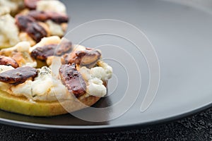Apple circles with cream cheese, gorgonzola and spicy almond nuts