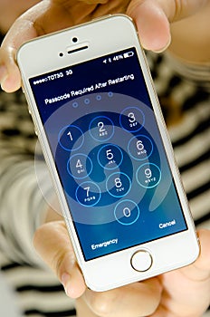 Apple iPhone 5 enter passcode screen