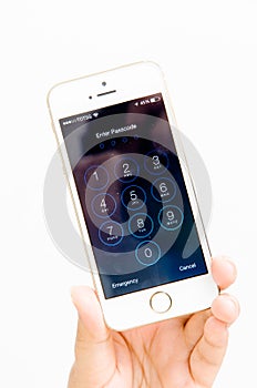 Apple iPhone 5 enter passcode screen