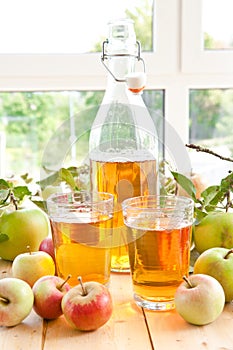 Apple juice and fresh apples