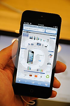 Apple online store display on iPhone 5