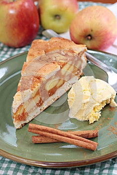 Apple pie with ice cream