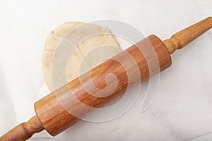 Apple strawberry pie, top view side border against a rustic wood background with copy space. Autumn food concept. Step