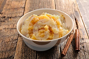 applesauce with cinnamon in bowl