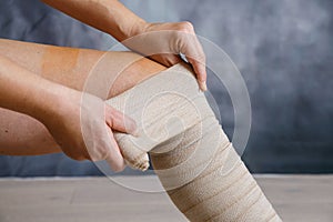 Application of elastic compression bandage