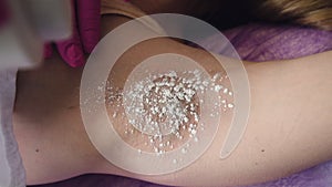 Application of talc to the armpit area. Shugaring