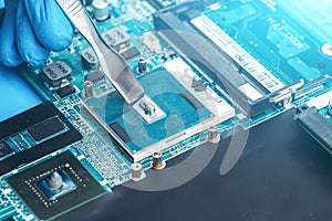 Application of thermal paste on the laptop processor chip for high-quality cooling