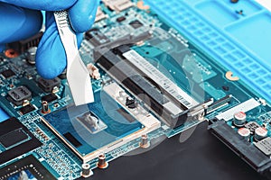 Application of thermal paste on the laptop processor chip for high-quality cooling