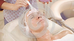 Applying of alginate facial mask