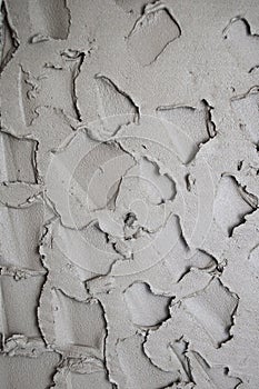 Applying cement plaster in a thick layer on a concrete wall by a preliminary method