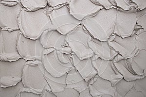 Applying cement plaster in a thick layer on a concrete wall by a preliminary method