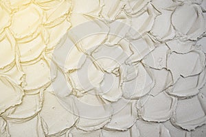 Applying cement plaster in a thick layer on a concrete wall by a preliminary method