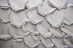 Applying cement plaster in a thick layer on a concrete wall by a preliminary method