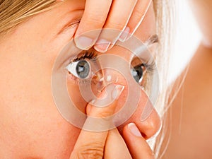 Applying Contact Lenses Easily