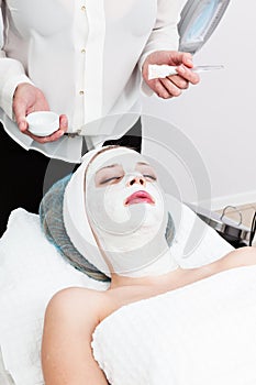 Applying cosmetic mask