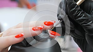 Applying a fixing layer of varnish to the varnished surface of the nail.