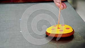 Applying a layer of glaze to a confectionery product using a pastry bag