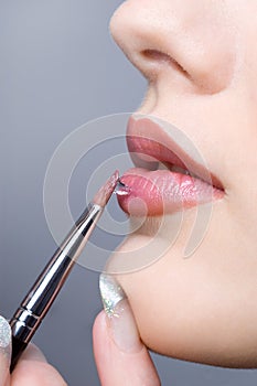 Applying the lips gloss