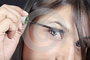 Applying mascara