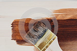 Applying protective varnish on a wooden surface dyi