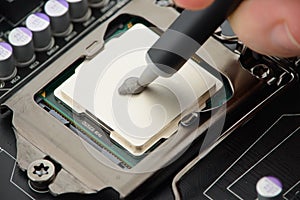 Applying thermal paste to CPU