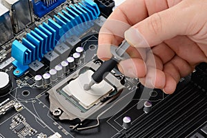 Applying thermal paste to CPU