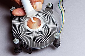 Applying thermal paste to the surface core of the heat sink