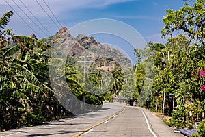 Que se acerca peine a través carreteras 