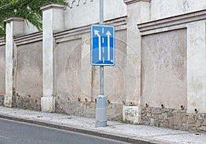 Appropriate traffic lanes at crossroads junction