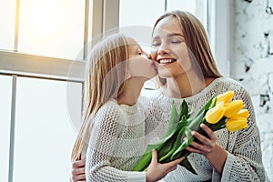 Ðappy mothers day!Little girl gives mom flowers