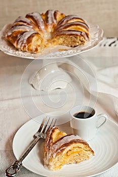 Apricot cheese tea ring