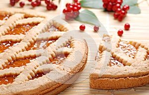 Apricot tart with currants